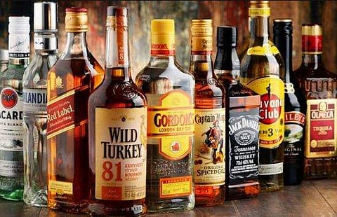 ലോക്ക്ഡൗൺ കടുത്തു; മദ്യശാലയിലേക്ക് തുരങ്കം നിർമിച്ചു; കടത്തിയത് ലക്ഷക്കണക്കിന് രൂപയുടെ കുപ്പികൾ