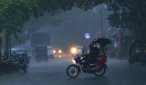 സംസ്ഥാനത്ത് കനത്ത മഴ ; തിരുവനന്തപുരം, കണ്ണൂര്‍, കാസര്‍കോട്, കോഴിക്കോട് ഓറഞ്ച് അലര്‍ട്ട്