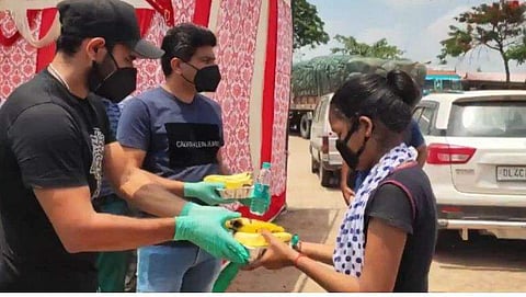 അവരുടെ വിശപ്പ് അകറ്റാന്‍ മുന്‍പിലുണ്ട് ഇന്ത്യന്‍ പേസര്‍;  പഴങ്ങളും, ഭക്ഷണ പൊതിയും മാസ്‌കുകളുമായി മുഹമ്മദ് ഷമി