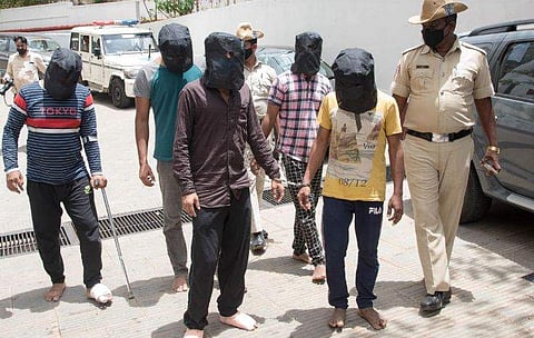 2000 ഏക്കര്‍ ഭൂമിയില്‍ കണ്ണുവെച്ച് മകന്‍, പിതൃസഹോദരനുമായി ചേര്‍ന്ന് തന്ത്രമൊരുക്കി, അച്ഛനെ കഴുത്തുമുറിച്ച് കൊന്നു, പിടിയില്‍