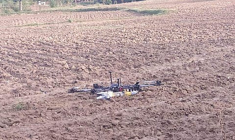 കശ്മീരില്‍ പാക് ചാരവിമാനം സൈന്യം വെടിവെച്ചിട്ടു; ആയുധങ്ങള്‍ കണ്ടെത്തി