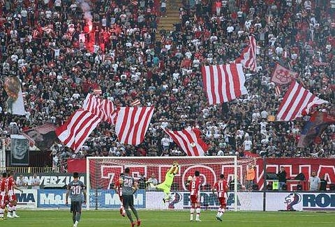 സെര്‍ബിയന്‍ ഫുട്‌ബോള്‍ ക്ലബിലെ അഞ്ച് താരങ്ങള്‍ക്ക് കോവിഡ്; നിയന്ത്രണങ്ങള്‍ കാറ്റില്‍ പറത്തി ആരാധകര്‍; സമൂഹ വ്യാപന ഭീതി