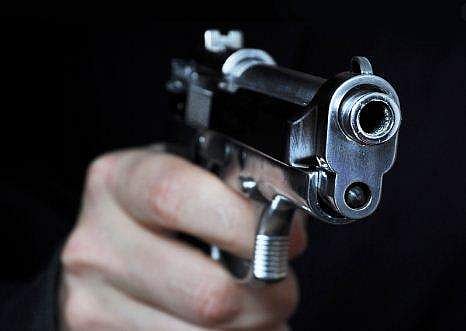 ഭർത്താവിനൊപ്പം താമസിക്കാൻ തോക്ക് വേണം; ലൈസൻസ് ആവശ്യപ്പെട്ട് യുവതിയുടെ നിവേദനം!