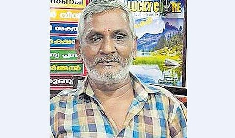 വിൽക്കാൻ വാങ്ങുന്ന ടിക്കറ്റുകൾക്കൊപ്പം ഒരു ലോട്ടറി സ്വന്തമായി എടുക്കും; ഒടുവിൽ 70 ലക്ഷത്തിന്റെ ഭാ​ഗ്യം മാരിമുത്തിനെ തേടിയെത്തി