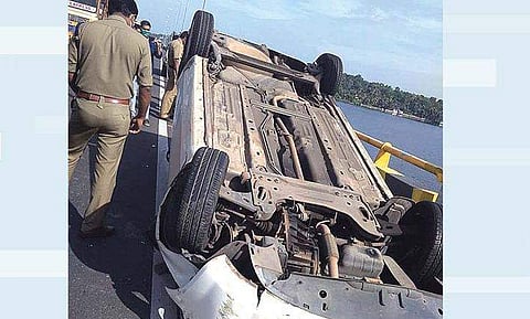 ലോറിയിൽ നിന്നും മേശ പറന്ന് റോഡിലേക്ക് ; വെട്ടിച്ച കാർ തലകീഴായി മറിഞ്ഞ് നിരങ്ങി നീങ്ങി ; അത്ഭുതകരമായ രക്ഷപ്പെടൽ