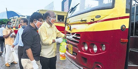 കെഎസ്ആർടിസി ബസ് അണുവിമുക്തമാക്കുന്ന രാംകുമാറും സംഘവും/ഫോട്ടോ: എ സനേഷ്/എക്സ്പ്രസ്