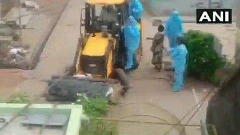 കോവിഡ് ബാധിച്ച് മരണം; 70കാരന്റെ മൃത​ദേഹം ശ്മശാനത്തിലെത്തിച്ചത് ജെസിബിയിൽ; വിവാദം (വീഡിയോ)