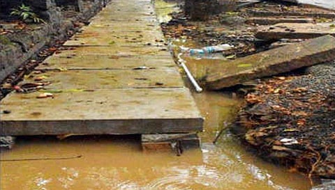 മൂടാതെ കിടന്ന ഓടയിലേക്ക് വീണു; യുവതിക്ക് ഒരു ലക്ഷം രൂപ നഷ്ടപരിഹാരം