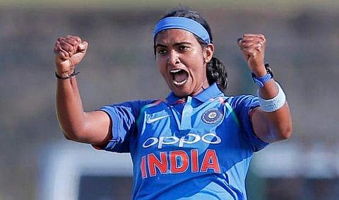 100 മീറ്റര്‍ ഓട്ടത്തില്‍ വനിതകള്‍ക്ക് 80 മീറ്ററാണോ? ബൗണ്ടറി ലൈനിന്റെ നീളം കുറച്ചല്ല, വനിതാ ക്രിക്കറ്റ് മാര്‍ക്കറ്റ് ചെയ്യണമെന്ന് ശിഖ പാണ്ഡേ