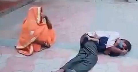 ഡോക്ടർമാർ അവ​ഗണിച്ചു; പിഞ്ചുകുഞ്ഞിന്റെ മൃതശരീരം ചേര്‍ത്ത് പിടിച്ച് മാതാപിതാക്കള്‍; കരളലിയിക്കും ഈ വിഡിയോ