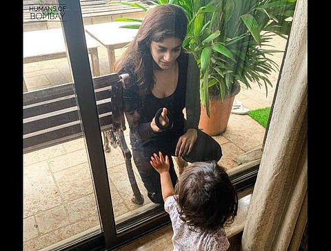 'ചില്ലു ജാലകത്തിന് മുകളിൽ ആ ഒന്നര വയസുകാരി കുഞ്ഞിക്കൈ ചേർത്തു വെയ്ക്കും; അമ്മ അപ്പുറത്തു നിന്ന് തൊടുന്നതും കാത്ത്'- അനുഭവക്കുറിപ്പ്