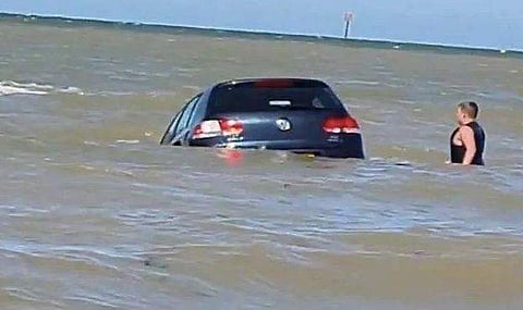 കടലെടുത്ത് ഫോക്‌സ് വാഗണ്‍, വീണ്ടെടുക്കാന്‍ കാറുടമയുടെ ഭഗീരഥ പ്രയത്‌നം ( വീഡിയോ)