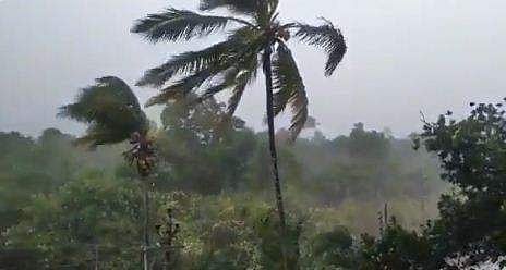 മഹാരാഷ്ട്രയിൽ ആഞ്ഞടിച്ച് 'നിസർ​ഗ'; പരക്കെ മഴ; കാറ്റ് മൂന്ന് മണിക്കൂറോളം കരയിൽ; ജാ​ഗ്രത (വീഡിയോ)