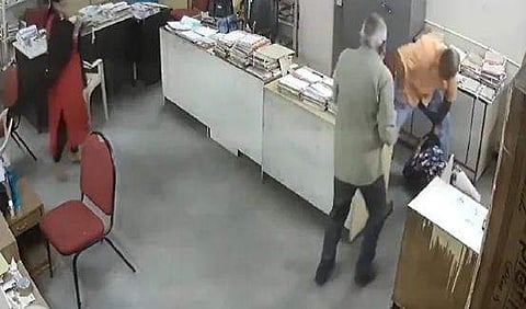 മാസ്‌ക് ധരിക്കാന്‍ ആവശ്യപ്പെട്ടു, കുപിതനായ ഡെപ്യൂട്ടി മാനേജര്‍ സഹപ്രവര്‍ത്തകയെ മുടിപിടിച്ച് വലിച്ചിഴച്ചു; ഇരുമ്പു ദണ്ഡ് കൊണ്ട് മര്‍ദ്ദിച്ചു, ദാരുണം (വീഡിയോ)