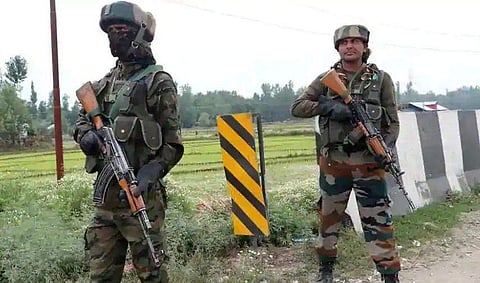 നിയന്ത്രണരേഖയില്‍ വീണ്ടും പാക് പ്രകോപനം, തിരിച്ചടിച്ച് ഇന്ത്യന്‍ സൈന്യം; കശ്മീരില്‍ രണ്ട് ഭീകരരെ വധിച്ചു