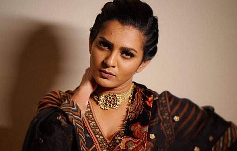 സ്ത്രീകൾ എങ്ങനെ പെരുമാറണമെന്ന് പഠിപ്പിക്കും, പുരുഷന്മാരെ ആണത്തമുള്ളവരാക്കും; വിഷം തുപ്പുന്ന ആൾക്കെതിരെ പാർവതി