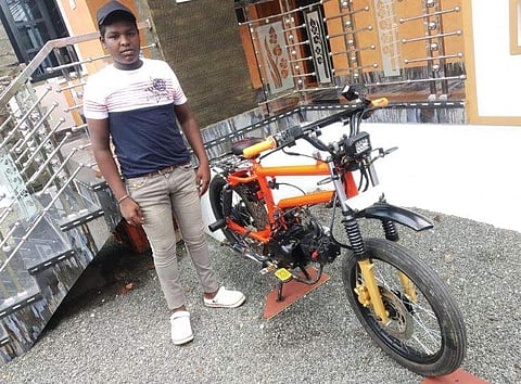 പെട്രോൾ നിറയ്ക്കുന്നത് പൈപ്പിൽ, മൈലേജ് 50 കിലോമീറ്റർ; ഒൻപതാം ക്ലാസുകാരൻ നിർമിച്ച 'സൈക്കിൾ ബൈക്ക്'; സം​ഗതി കിടു