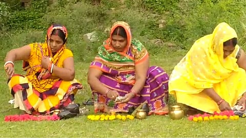 കാറ്റ് വന്ന് വൈറസിനെ ഓടിക്കും; 'കൊറോണ ദേവീ പൂജ' നടത്തി സ്ത്രീകൾ (വീഡിയോ)