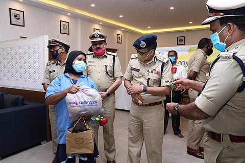 കോവിഡ് പ്രതിരോധത്തിലെ മുന്‍നിര പോരാളികള്‍ക്ക് കേരള പൊലീസിന്റെ സ്‌നേഹാദരം; ശുചീകരണ തൊഴിലാളികളെ ആദരിച്ചു