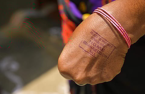 ക്വാറന്റൈനിൽ പോകുന്നവർക്ക് സർക്കാർ നൽകുന്ന അടയാള മു​ദ്ര