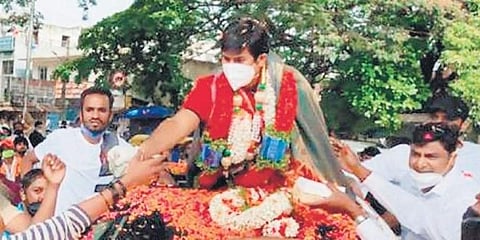 കോവിഡ് മുക്തനായ നേതാവിന് പുഷ്പവൃഷ്ടിയും ബൈക്ക് റാലിയും നടത്തി അനുയായികളുടെ ഗംഭീര വരവേല്‍പ്പ് ; ആശുപത്രി വിട്ട നേതാവ് അറസ്റ്റില്‍