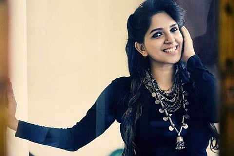 'അത് അയാൾ മനഃപൂർവ്വം ചെയ്തതാണ്', അശ്ലീല കമന്റ് ചെയ്ത ആളെ നേരിട്ടു കണ്ട് നടി അപർണ നായർ