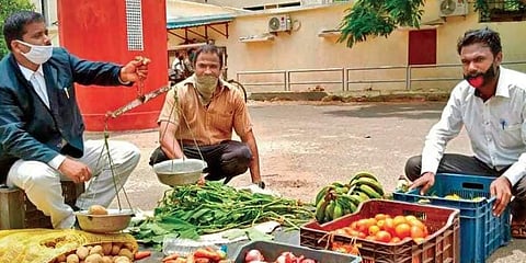 ഒറീസ ഹൈക്കോടതിക്ക് മുന്നിൽ പച്ചക്കറി വിൽക്കുന്ന സപൻ കുമാർ/ ഫോട്ടോ: എക്സ്പ്രസ്