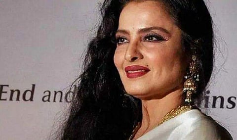 സെക്യൂരിറ്റി ജീവനക്കാരന് കോവിഡ്, നടി രേഖയുടെ ബംഗ്ലാവ് സീൽ ചെയ്തു; കണ്ടെയിന്മെന്റ് സോൺ