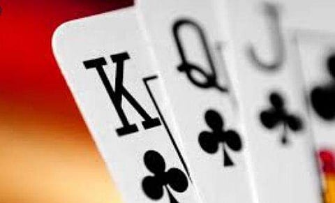 കാവലിന് ​ഗുണ്ടകൾ; 17 ലക്ഷം രൂപയും 14 കാറുകളും; രഹസ്യ ചീട്ടുകളി കേന്ദ്രത്തിൽ പൊലീസ് റെയ്ഡ്; 43 പേർ പിടിയിൽ