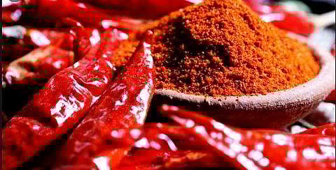 സ്കൂട്ടർ യാത്രികന്റെ മുഖത്തേക്ക് മുളക്പൊടി എറിഞ്ഞ് ആക്രമണം