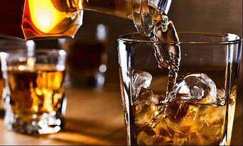 ക്വാറന്റൈൻ കേന്ദ്രത്തിലിരുന്ന് മദ്യപിച്ചു; ലഹരി കയറിയപ്പോൾ നടന്ന് വീട്ടിൽ പോകാൻ മോഹം; യുവാവിന്റെ വിളയാട്ടം