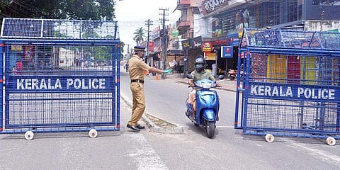 സമ്പൂര്‍ണ്ണ ലോക്ക്ഡൗണ്‍ ഇല്ല ; അടച്ചിടല്‍ അപ്രായോഗികം ,  രോഗവ്യാപനം രൂക്ഷമായ പ്രദേശങ്ങളില്‍ നിയന്ത്രണം കര്‍ശനമാക്കാന്‍ തീരുമാനം 