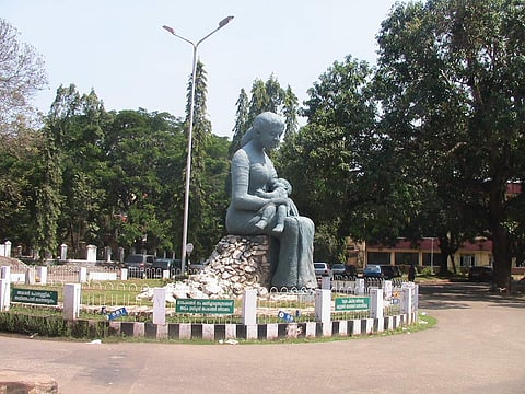 തിരുവനന്തപുരം എസ്എടി ആശുപത്രിക്ക് മുൻപിലെ അമ്മയും കുഞ്ഞും