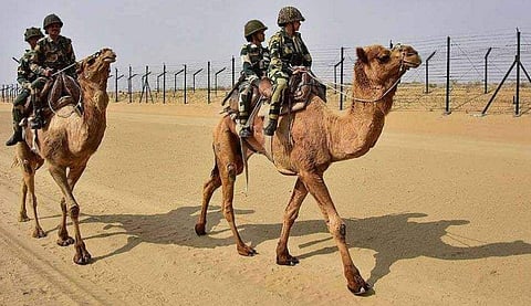 ഫെയ്‌സ്ബുക്കിലൂടെ പരിചയപ്പെട്ടു; കാമുകിയെ കാണാന്‍ 1200 കിലോമീറ്റര്‍ സഞ്ചരിച്ചു; അതിര്‍ത്തികടക്കും മുന്‍പെ കുഴഞ്ഞു വീണു