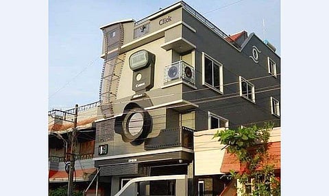 ഒറ്റ ‘ക്ലിക്കി‘ൽ ഒതുങ്ങും ഈ വീട്; കാരണം ഇവിടെ ‘കാനണും, നിക്കോണും, എപ്സണും‘ ഉണ്ട്!