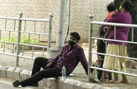 കോവിഡ് സ്ഥിരീകരിച്ചിട്ടും കാത്തിരിക്കാൻ പറഞ്ഞു, ആംബുലൻസും ലഭിച്ചില്ല; ഭാര്യയെയും കൈക്കുഞ്ഞിനെയും കൂട്ടി മുഖ്യമന്ത്രിയുടെ ഓഫീസിലേയ്ക്ക് നടന്ന് രോ​ഗി