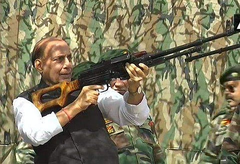 മെഷീന്‍ ഗണ്‍ ചൂണ്ടി രാജ്‌നാഥ് സിങ് ;  സാക്ഷികളായി  സൈനികമേധാവിമാര്‍  ; പ്രതിരോധമന്ത്രി കശ്മീര്‍ ലേയില്‍ ( വീഡിയോ)