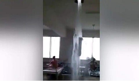 കനത്തമഴയില്‍ ചോര്‍ന്നൊലിച്ച് കോവിഡ് വാര്‍ഡ്; ആശുപത്രി നിറയെ വെള്ളം (വീഡിയോ)