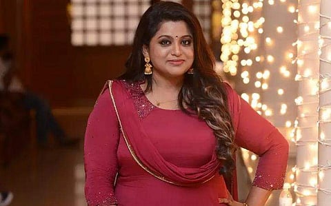 'നീ ഏതവൻ ആയാലും 24 മണിക്കൂറിനുള്ളിൽ അനുഭവിക്കും'; അശ്ലീലകമന്റ് പോസ്റ്റ് ചെയ്തയാളെ തുറന്നു കാട്ടി വീണ നായർ