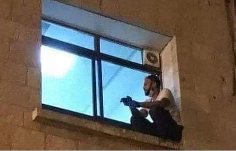 മരണത്തിന് മുമ്പ് അയാൾ അമ്മയെ അവസാനമായി കണ്ടു, കോവിഡ് ബാധിച്ച വയോധികയെ കാണാൻ ആശുപത്രി മതിലിന് മുകളിൽ കയറി മകൻ, ചിത്രം വൈറൽ 