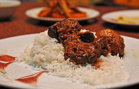 മട്ടണ്‍ കറിയും കൂട്ടി മൃഷ്ടാന്ന ശാപ്പാട് ; പിന്നാലെ കോവിഡ് രോഗിയുടെ വീട്ടില്‍ നിന്നും അരലക്ഷം രൂപയും സ്വര്‍ണ്ണവും മോഷ്ടിച്ച് കള്ളന്മാര്‍ ; 'നിയന്ത്രണ മേഖല'യിലെ കവര്‍ച്ചയില്‍ അമ്പരന്ന് പൊലീസ്