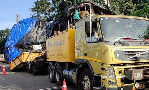 പത്ത് മാസം, നാല് സംസ്ഥാനങ്ങൾ, 1750 കിലോമീറ്റർ; ഭീമൻ യന്ത്രവുമായി ഒടുവിൽ ആ കണ്ടെയ്നർ ലോറി വട്ടിയൂർക്കാവിലെത്തി