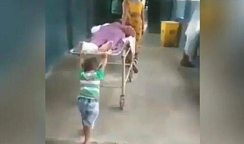 ഡ്രസ് ചെയ്യാന്‍ കൈക്കൂലി ആവശ്യപ്പെട്ടു; മുത്തച്ഛനെ വഹിച്ചു കൊണ്ടുളള സ്‌ട്രെച്ചര്‍ തളളി ആറു വയസുകാരന്‍, ദാരുണം ( വീഡിയോ)