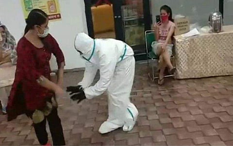 കോവിഡ് കെയര്‍ സെന്ററില്‍ വൈറസ് ബാധിതര്‍ക്കൊപ്പം നൃത്തം ചെയ്ത് ഡോക്ടര്‍മാര്‍; ഏറ്റെടുത്ത് സോഷ്യല്‍ മീഡിയ