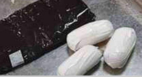 കാപ്സ്യൂൾ രൂപത്തിൽ  ബെൽറ്റിലാക്കി അരയിൽ കെട്ടി കടത്താൻ ശ്രമം ; 19 കാരനിൽ നിന്നും പിടികൂടിയത് 40 ലക്ഷത്തിന്റെ സ്വര്‍ണം