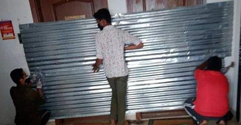 കോവിഡ് ബാധിതരെ ഉള്ളിലാക്കി വീട് പുറത്ത് നിന്ന് അടച്ചു; പ്രതിഷേധം കനത്തതോടെ മാപ്പ് പറഞ്ഞ് അധികൃതര്‍ 