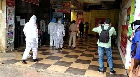 കണ്ണൂരിൽ കോവിഡ് ചികിൽസയ്ക്കിടെ മുങ്ങിയ പ്രതി ഇരിട്ടിയിൽ പിടിയിലായി ; രക്ഷപ്പെട്ടത് പ്രൈവറ്റ് ബസ്സിൽ ; നിരവധി പേരുമായി സമ്പർക്കം, ആശങ്ക