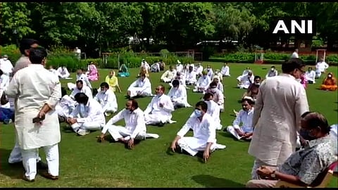 109 പേരുടെ പിന്തുണയെന്ന് ഗെഹ്‌ലോട്ട്, മുദ്രാവാക്യം വിളിയുമായി എംഎല്‍എമാര്‍ രാജ്ഭവനില്‍, രാജസ്ഥാനില്‍ നാടകീയ നീക്കങ്ങള്‍