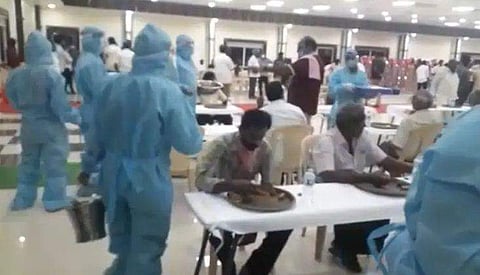 മാനദണ്ഡങ്ങൾ ഒന്നും തെറ്റിക്കാതെ ഒരു വിവാഹം, ഭക്ഷണം വിളമ്പാൻ പിപിഇ കിറ്റു ധരിച്ചവർ; കോവിഡ് കാലത്തെ കല്യാണക്കാഴ്ച