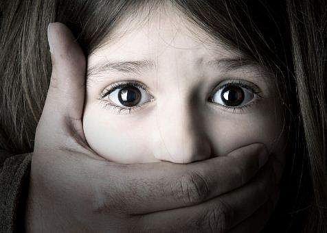 മാസ്‌കും സാനിറ്റൈസറുമായി വീട്ടില്‍ എത്തി; എട്ട് വയസുകാരനെ രണ്ടംഗ സംഘം റാഞ്ചി; അന്വേഷണം